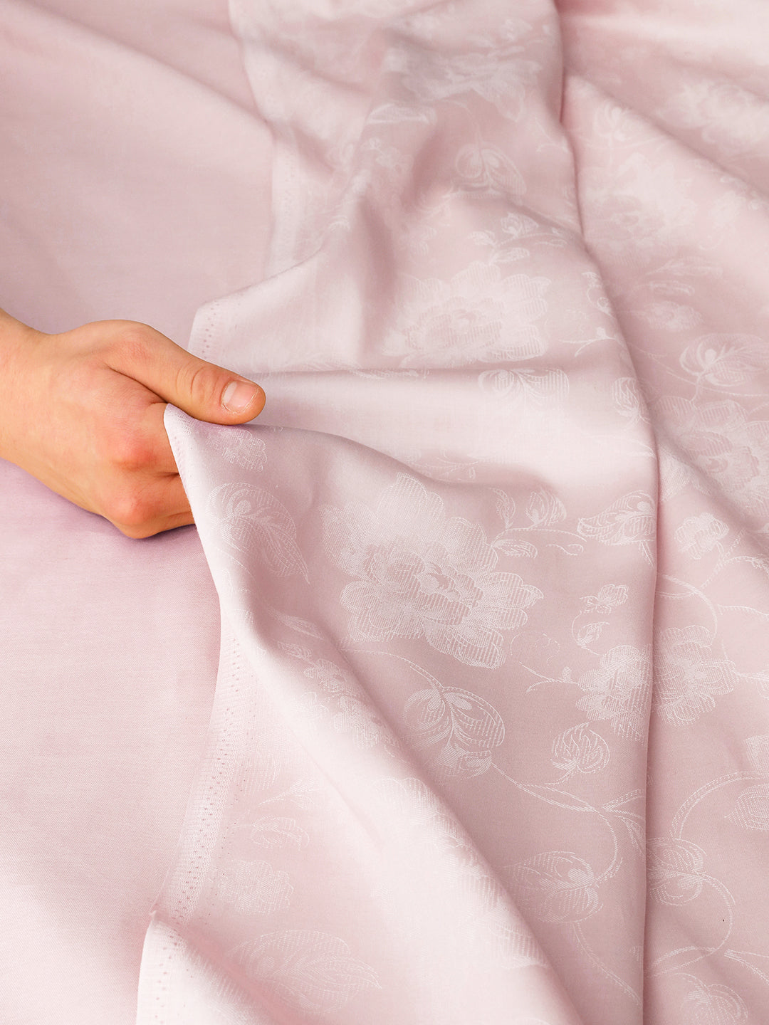 Soft drape of the 500 TC long-staple cotton