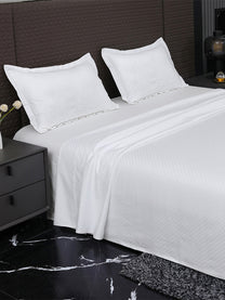 Heritage White bedsheet, side view with pillow covers