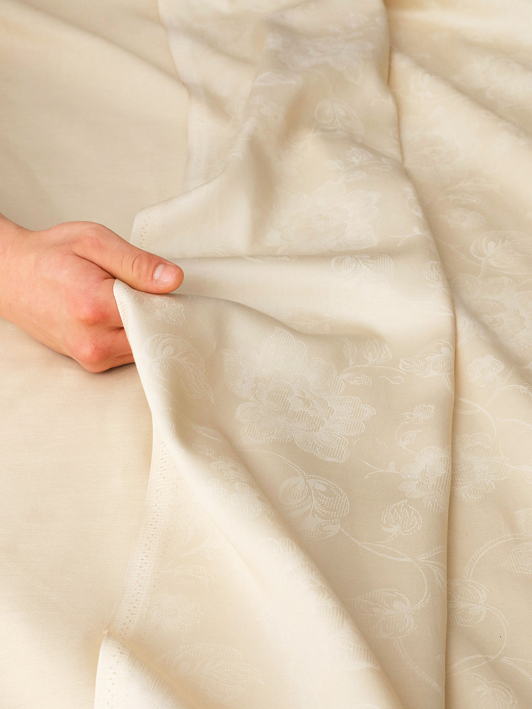 Soft drape of the 500 TC long-staple cotton