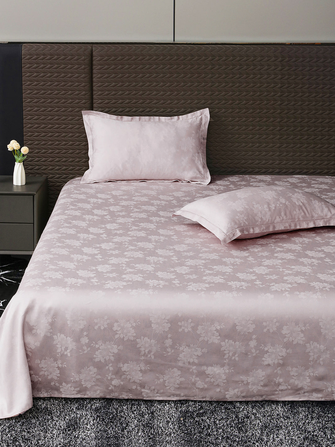 Heritage 500 TC Cotton Jacquard King Bedsheet – Dusty Rose on a king bed