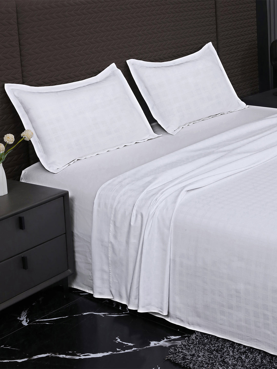 Heritage White bedsheet, side view with pillow covers