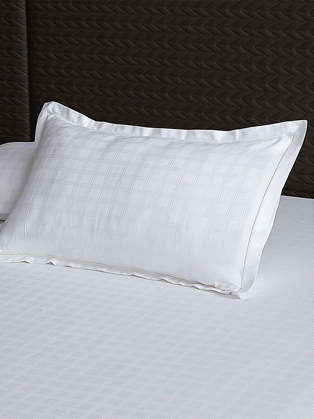 Matching pillow cover with flange border