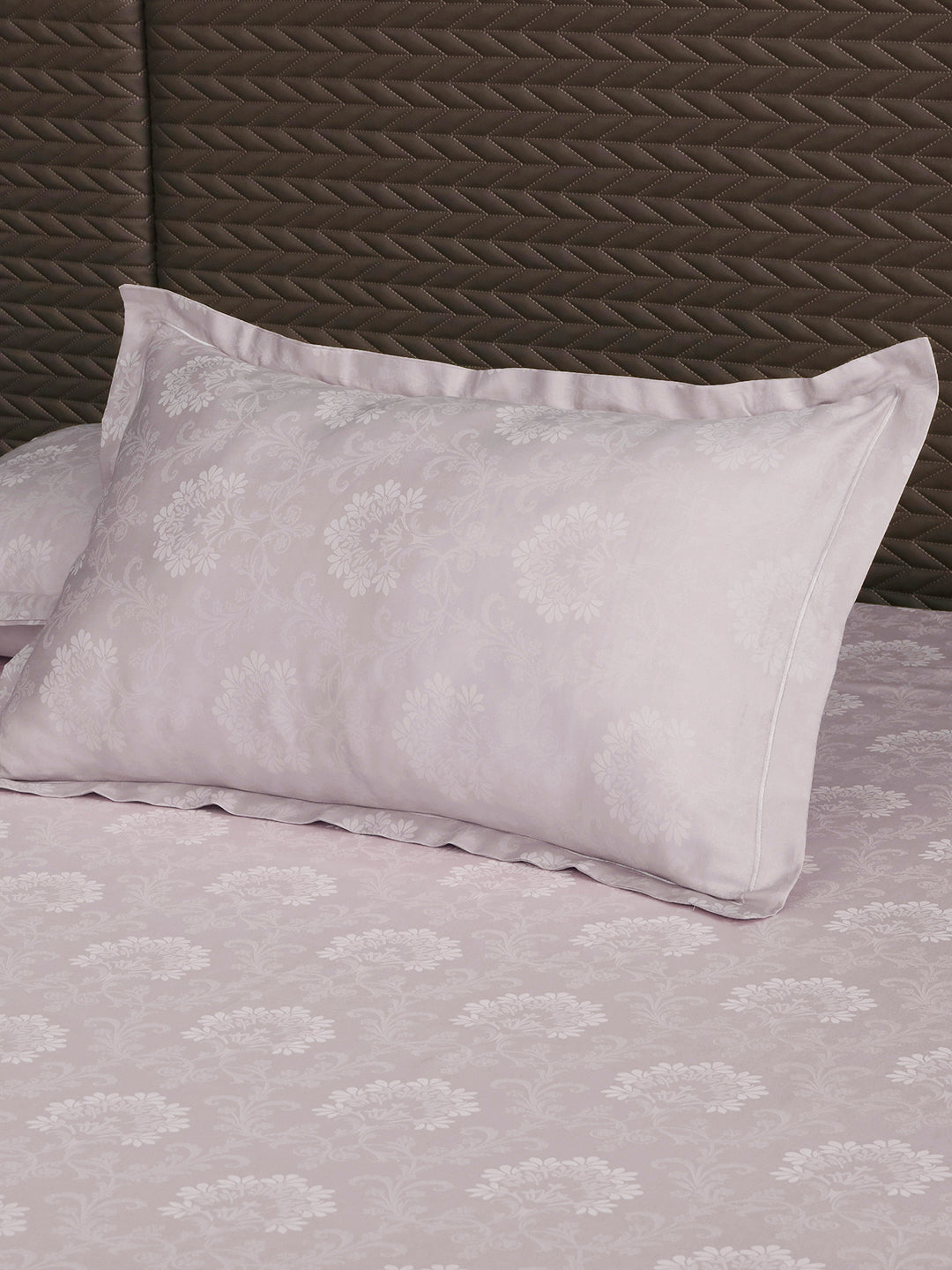 Matching pillow cover with flange border