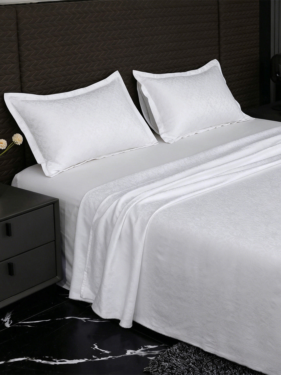 Heritage White bedsheet, side view with pillow covers