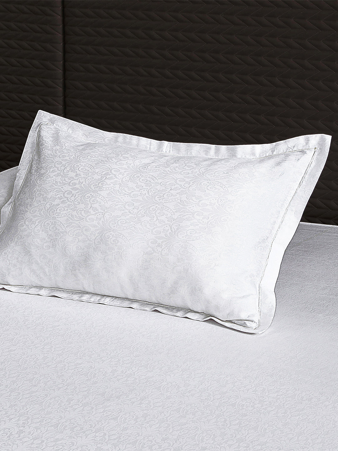 Matching pillow cover with flange border