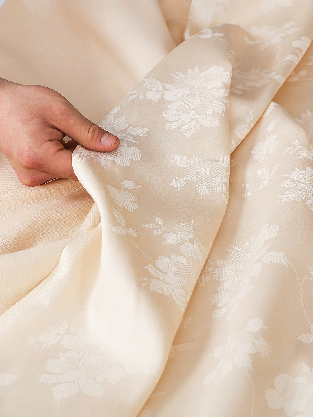 Soft drape of the 500 TC long-staple cotton