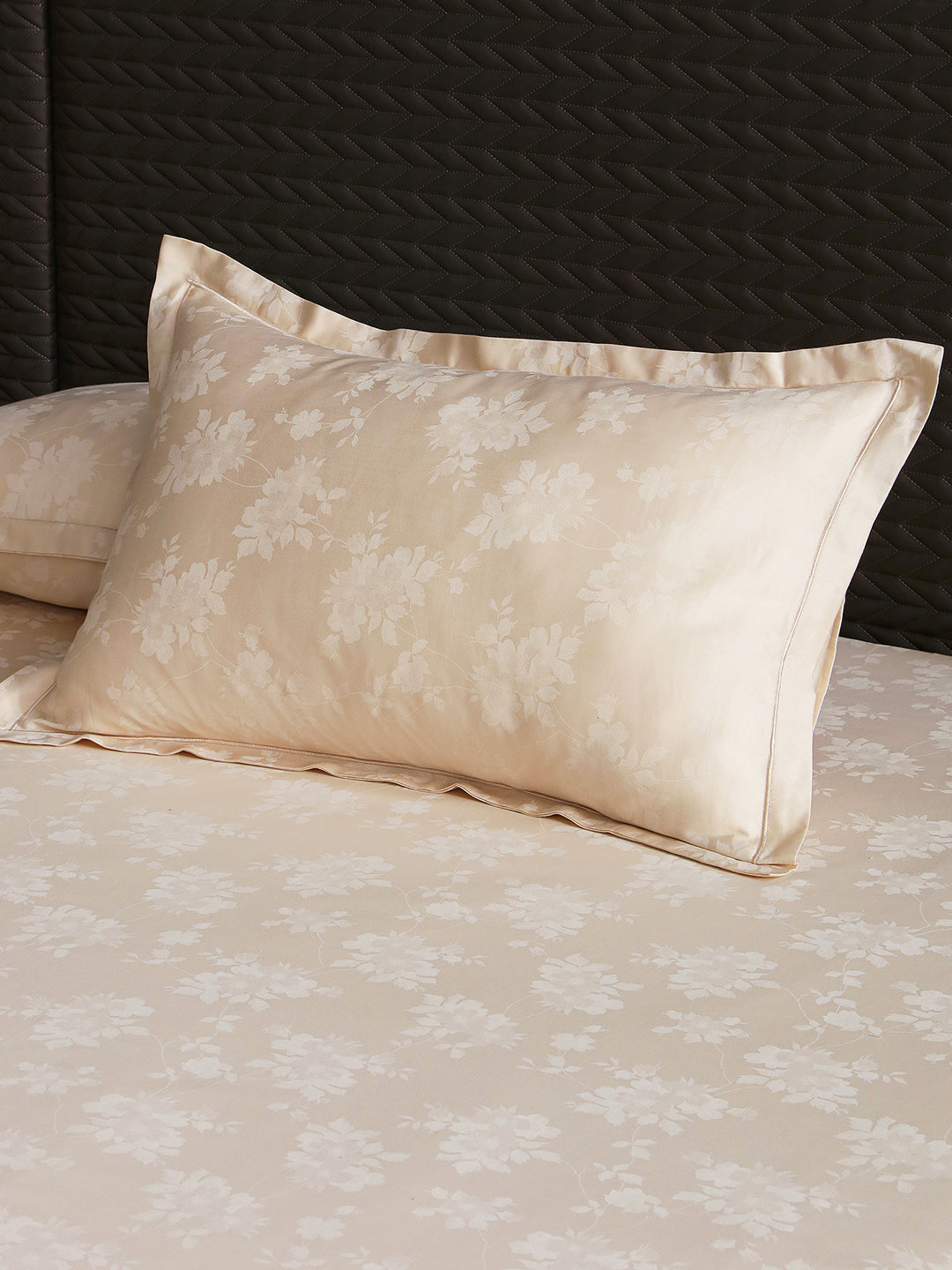 Matching pillow cover with flange border