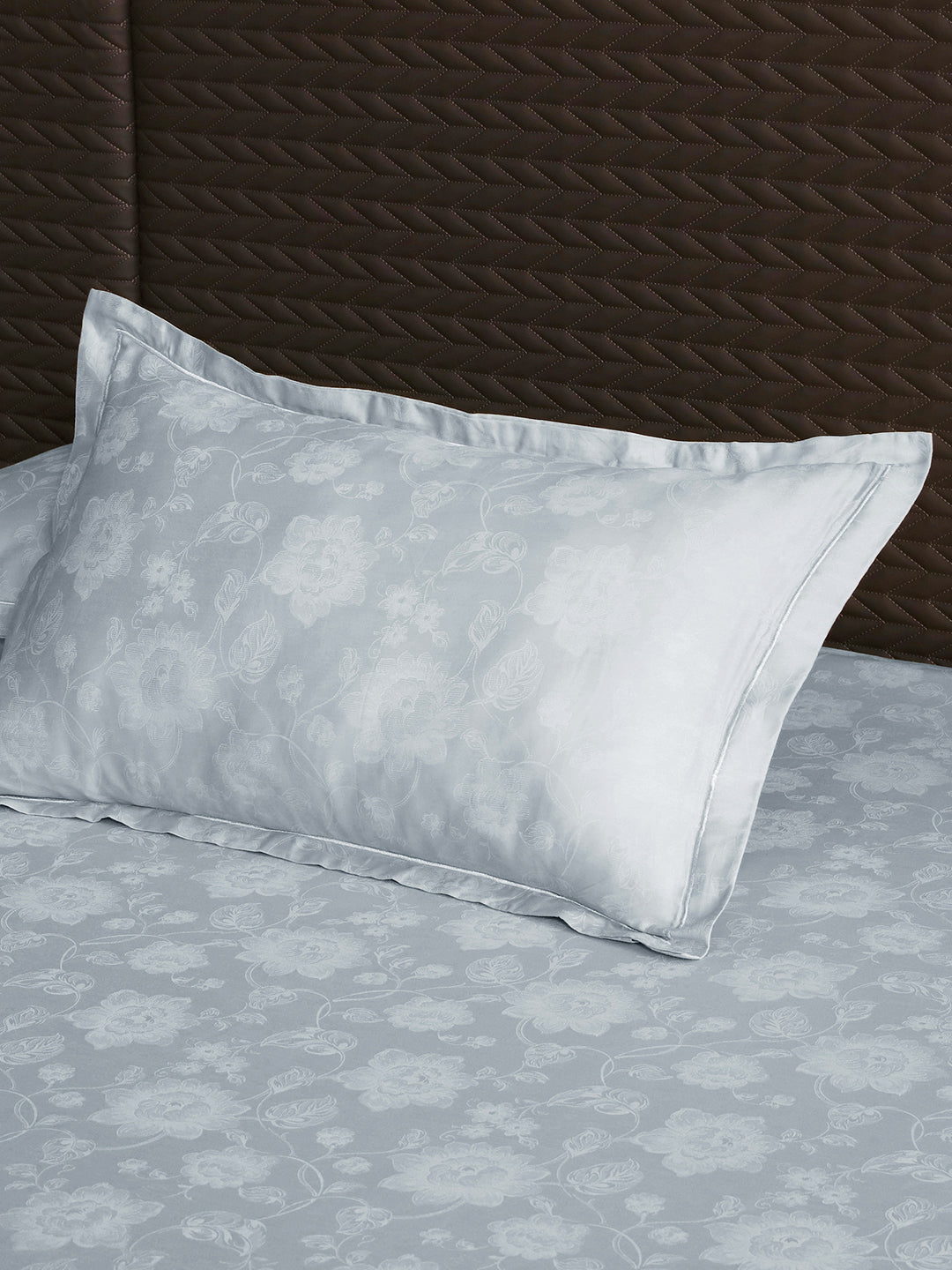 Matching pillow cover with flange border