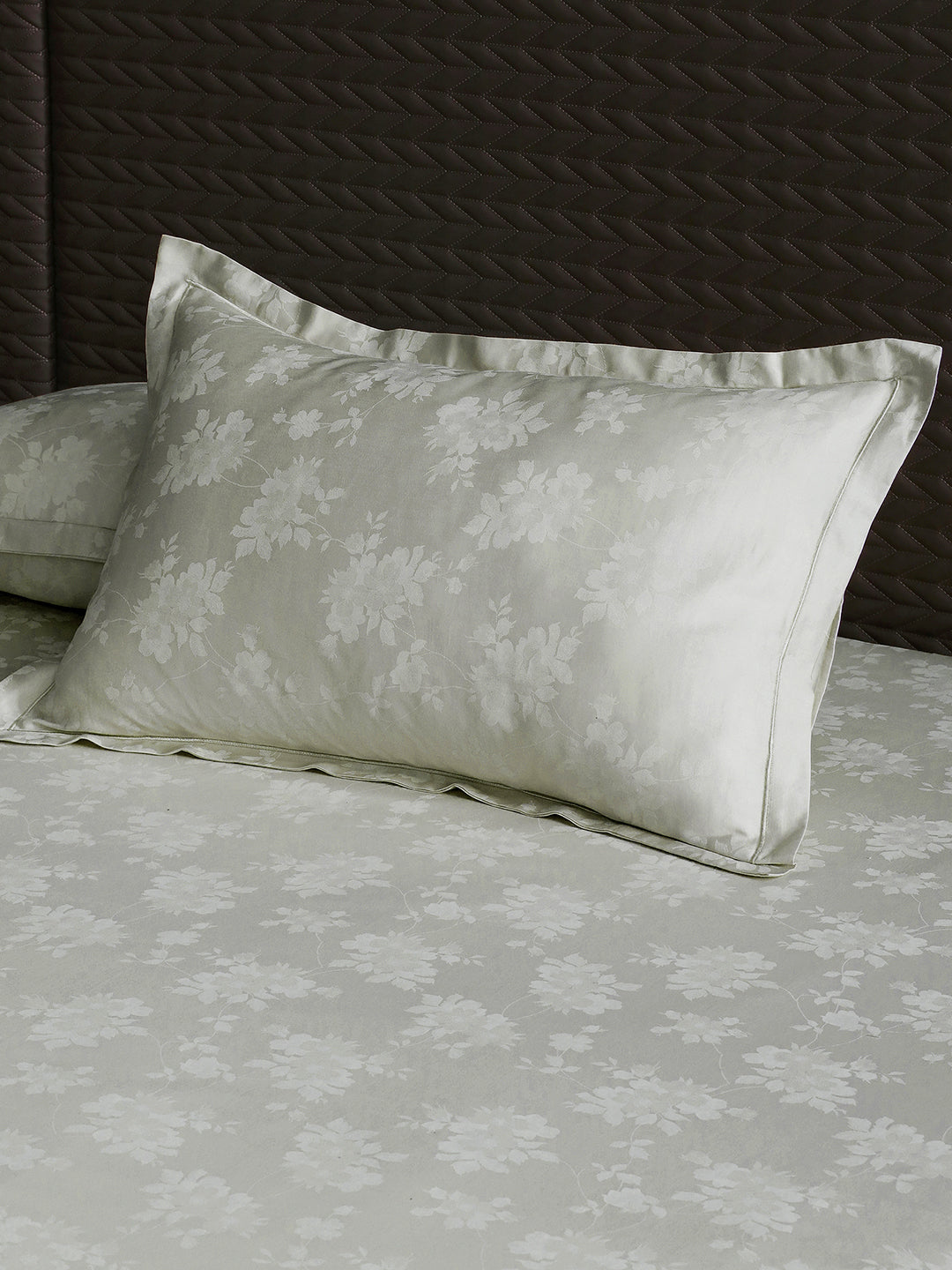 Matching pillow cover with flange border