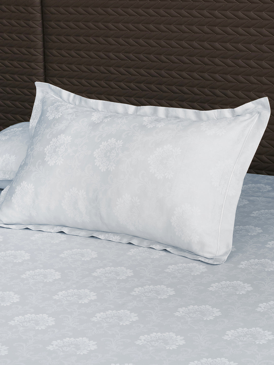 Matching pillow cover with flange border