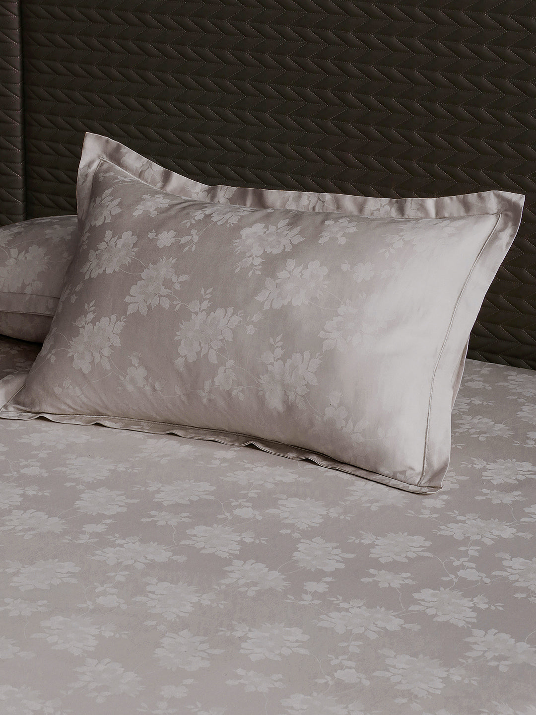 Matching pillow cover with flange border