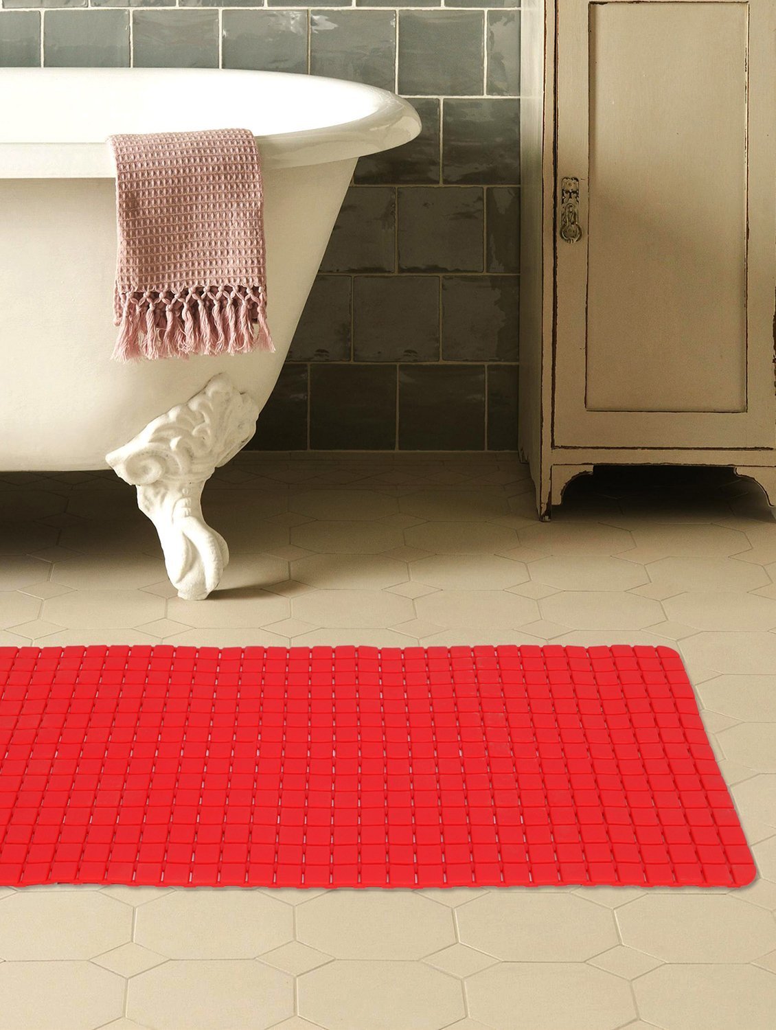 Red Velvet Bathroom Mat, Mat Size: 16x24inch